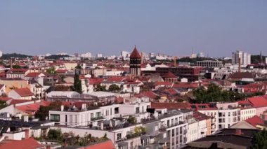 Hava manzarası, Berlins 'in göz kamaştırıcı silueti, Prenzlauer Berg' deki Kutsal Yürek Kilisesi 'nin ikonik kilise çan kuleleri ve canlı kırmızı çatıları sergileniyor..