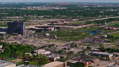 Oklahoma City 'nin dinamik şehir manzarası alçak binalar ve çarpıcı hava manzaralı trafik. Şehir, seyahat ve mülkiyet kavramları. Oklahoma City, ABD, 10 Nisan 2024