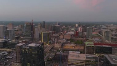Günbatımında Nashville şehir merkezinin havadan görünüşü, binalarla, caddelerle ve renkli günbatımı renkleriyle gökyüzündeki şehir silueti Nashville USA Nisan 12024