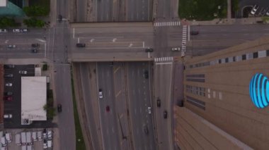 Meşgul Kansas şehir kavşağının hava görüntüsü farklı açılardan trafik ve şehir yapısını gösteriyor. Şehir manzarası ve ulaşım projeleri için mükemmel. Kansas City, Kansas, ABD, 10 Nisan 2024