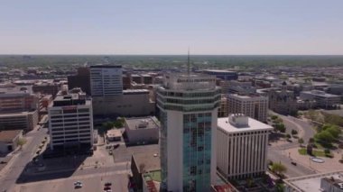 Garvey Center ve Wichita şehir merkezinin hareketli şehri, Kansas yukarıdan. Modern mimari açık bir günde. Wichita, Kansas, ABD, 10 Nisan 2024