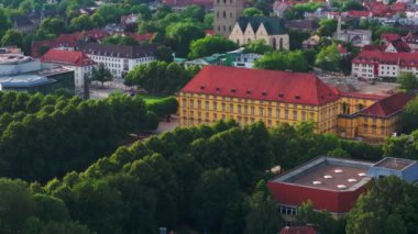 Osnabruck, Almanya 'nın Osnabruck Katedrali ve Kalesi de dahil olmak üzere şehrin mimarisi ve planına odaklanan hava manzarası.