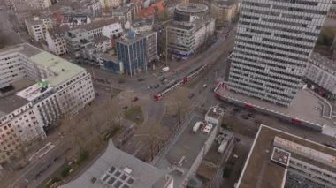 Almanya 'nın Köln kentindeki işlek bir kavşakta trafik ve binalar, arabaların ve Alman mimarisinin akışını ön plana çıkarıyor..