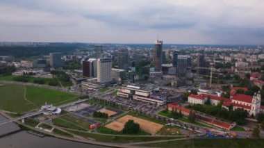 Vilnius şehir merkezinin havadan görünüşü, Neris Nehri 'nin aktığı modern gökdelenler ve tarihi binaların karışımını sergiliyor..
