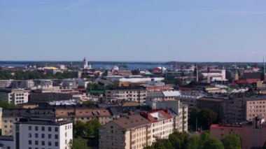 Baltık Denizi manzaralı Helsinki şehri, güneşli bir yaz gününde Finlandiya başkentinin kentsel manzarasını gösterir..