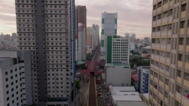 Yukarıdan Manila şehir merkezinin canlı manzarası çarpıcı hava görüntüleriyle hareketli şehir manzarasını, yüksek gökdelenleri ve işlek caddeleri yakalıyor..