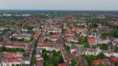 Munster 'ın hava manzarası, Almanya kırmızı çatılı binaların, tarihi kiliselerin ve canlı yeşil alanların yer aldığı, kentleri kendine özgü cazibe ve kültürün sergilendiği canlı bir şehir manzarası ortaya çıkarıyor..