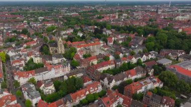 Munster, Almanya 'nın havadan görünüşü. Tarihi mimarisi, büyüleyici sokakları ve yeşil alanların bolluğu ile tanınan pitoresk bir şehir..
