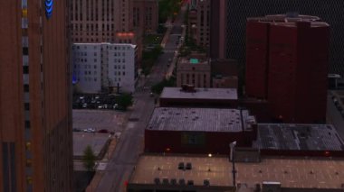 Kansas şehir merkezinin alacakaranlıktaki yüksek açılı hava manzarası, şehrin yüksek binaları ve solan ışıkla aydınlatılmış caddeleri gösteriyor. Kansas City, Kansas, ABD, 10 Nisan 2024