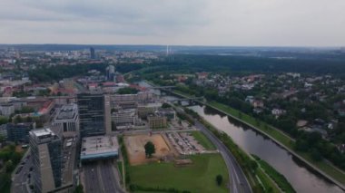 Vilnius İş Merkezi, Neris Nehri 'ni, modern gökdelenleri, hareketli yolları ve bereketli parkları gözler önüne seriyor, canlı kent manzarasını ve şehir hayatını gözler önüne seriyor..