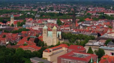 Kameralar kırmızı çatılarda ve Munster, Almanya 'dan St. Paulus Dom' da takılıyor. İkonik Katedral merkezde belirgin bir şekilde yer almaktadır..