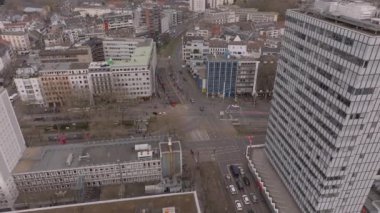 Almanya, Köln şehir merkezindeki ofis binası yukarıdan vurulmuş. Bu Avrupa metropolünün çağdaş mimarisi, işlek sokakları ve şehir hayatı.