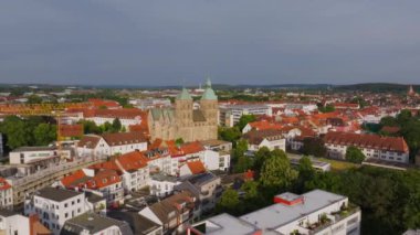 Osnabruck 'un hava manzarası, şehrin tarihi mimarisi ile birlikte çarpıcı St. Peters katedralinin zengin mirasını ve canlı kent manzarasını vurguluyor..
