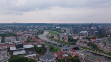 Vilnius şehir merkezinin havadan görüntüsü ve Neris Nehri geçidi. Konut, ticari ve endüstriyel binalar mevcut.