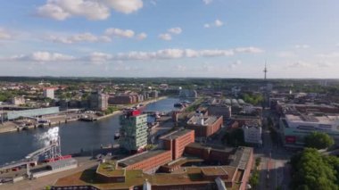 Hava görüntülerinde Kuzey Almanya 'daki Kiel silueti, liman ve Kiel fiyortlarını vurguluyor. Kamera canlı şehir manzarasını ve deniz manzarasını yakalıyor..