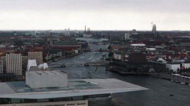 Kopenhag, Danimarka 'da bulutlu bir günde gemiler ve gemiler kanallarda dolaşıyor. Hıristiyanhavn mahallesi görülebilir..