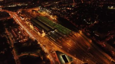 Geceleri Prag 'ın ana tren istasyonunu çevreleyen aydınlık sokaklarda arabalar sürülüyor. Şehrin ışıkları şehrin ulaşım sistemine ışık saçıyor..