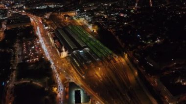 Prag ana tren istasyonu Çek başkentine gece çökünce enerji ile uğulduyor. Binaların ışıkları çevreyi aydınlatırken, arabalar yakındaki yollar boyunca akın ediyorlar..