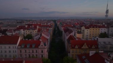 Günbatımında Prag 'ın göz kamaştırıcı gökyüzünü görüntüleyen hava görüntüleri, ikonik Zizkov Televizyon Kulesi' ni ve canlı bir akşam gökyüzüne karşı büyüleyici kırmızı çatıları vurguluyor..