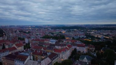 Alacakaranlık çökerken Prag kentsel manzarası şehrin büyüleyici sokaklarını ve tarihi mimarisini aydınlatıyor..