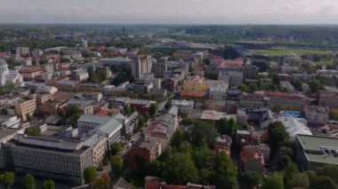 Litvanya 'nın Kaunas kentindeki hava manzaralı binalar ve caddeler, arka planda Zalgiris Arena' nın modern mimarisini vurguluyor..