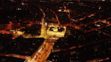 Gece vakti Prag 'ın havadan görünüşü ışıldayan Ulusal Müze ve Wenceslas Meydanı' nı gözler önüne sererek, canlı kent enerjisini ve zengin mimari mirası vurguluyor..