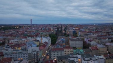 Prag, şehir manzarasına bakan bu hava manzarasında günden geceye yavaşça dönüşüyor. Zizkov Televizyon Kulesi uzaktan görülebiliyor.