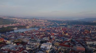 Prag ufuk çizgisini aydınlatan güneş ışığı şehrin canlı uyanışını gözler önüne seriyor. Vltava Nehri, şafak vakti şehir manzarasını güzelleştirmek için kalbinin içinde kıvrılır..