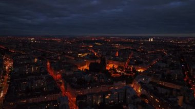 Prag şehir ışıkları mavi saatte Prag şehir merkezini nefes kesici bir şekilde gösteriyor. Büyülü ortam, bu tarihi Avrupa şehrinin cazibesini vurguluyor..