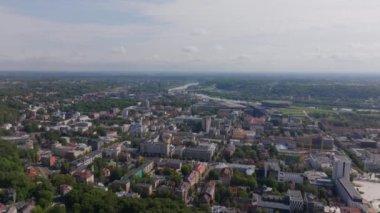 Parçalı bulutlu bir günde Litvanya, Kaunas 'ın hava manzarası. Kamera şehrin her yerinde Neris Nehri 'ni, binaları ve ağaçları gösteriyor..