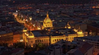 Geceleri Prag 'daki Wenceslas Meydanı' ndaki aydınlık Ulusal Müze 'yi görüntüleyen hava görüntülerinde, caddelerde geçen arabalar canlı şehir manzarasını ve çarpıcı mimari ayrıntıları vurguluyor..
