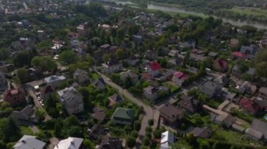 Litvanya 'da Kaunas' ın yerleşim bölgesi. Kamera yavaş yavaş kırmızı çatılı evlerin üzerinden geçiyor ve arka plandaki Neman Nehri 'ni ortaya çıkarıyor..