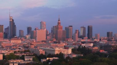 Batan güneşin sıcacık ışığı Polonya 'nın başkenti Varşova' daki Kültür ve Bilim Sarayı 'nı ve modern gökdelenleri aydınlatıyor..