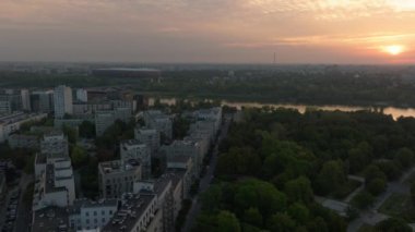 Günbatımının sıcacık parıltısı Vistula Nehri 'ni ve Polonya' nın Varşova kentsel manzarasını yıkar ve güzel bir hava manzarası yaratır..