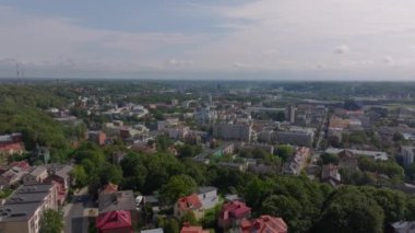 Havadan bakıldığında Kaunas, Litvanya, çeşitli mimari ve Hristiyanların diriliş kilisesinin gökyüzünden yükseldiği canlı bir şehir görülüyor..