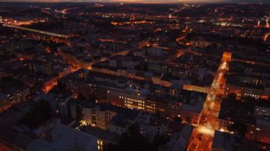 Prag şehir merkezi gün batımında turuncu ışıklı caddeleri ve binaları gözler önüne seriyor ve Orta Avrupa başkentinde büyülü bir atmosfer oluşturuyor..