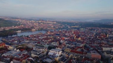 Prag şehrinin havadan görünüşü mimarisini ve arka planda Saint Vitus Katedrali ile Vltava Nehri 'ni gözler önüne seriyor..
