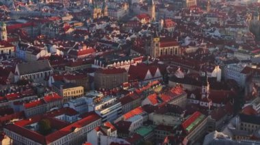 Havadan bakıldığında, Prag 'ın eski kasabasının göz kamaştırıcı ufuk çizgisinin sabah sisi ile kaplandığı görülüyor. Sahne, şehrin zengin mimarisi ve tarihi simgelerini vurguluyor..