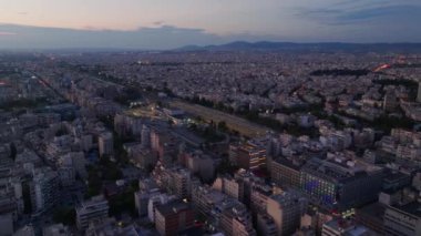 Selanik silueti gün batımında yavaş yavaş açılır ve şehir merkezinden geçen canlı Egnatia caddesini gözler önüne serer..