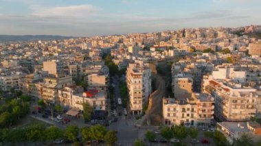 Yunanistan 'ın Selanik kentinin hava manzarası, canlı şehir manzarasını ve antik duvarları gözler önüne seriyor. Kamera, kentsel mimari ve tarihi simgelerin bir karışımını ortaya çıkararak ileri doğru hareket ediyor..