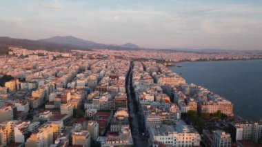 Yunanistan 'ın Selanik kentindeki hava manzaraları, Ege Denizi' ndeki canlı binaları ve çarpıcı kıyı şeridini vurguluyor.