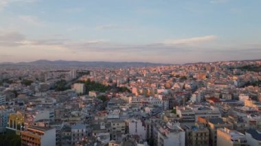 Sıcak gün batımı ışığı, Yunanistan 'ın en büyük ikinci şehri olan Selanik' in binalarını ve caddelerini yüksek bir bakış açısından yıkıyor..