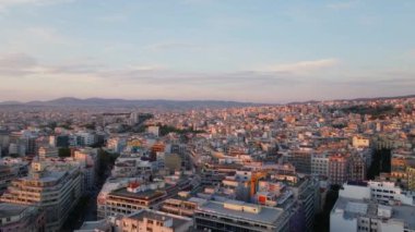 Yunanistan 'ın Selanik kenti, nefes kesen bir hava perspektifi sunarak, canlı bir ufuk çizgisi ve pitoresk bir günbatımının sıcak renkleriyle yıkanmış çarpıcı bir mimariyi gözler önüne seriyor..