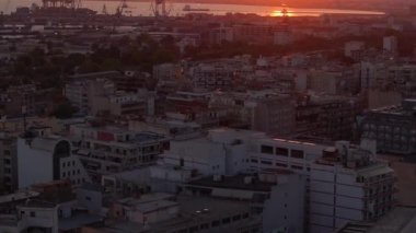 Selanik, Yunanistan 'ı aydınlatan gün batımı, Ege Denizi' nde yansıtılan nefes kesen bir ufuk çizgisini gösteren ılık turuncu bir renkle kenti ve limanı kaplıyor..