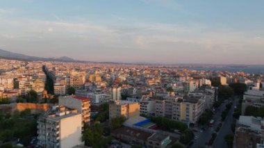Selanik, büyüleyici altın saat boyunca batan güneşin sıcacık parıltısıyla yıkanan Termaik Körfezi 'ne doğru uzanan nefes kesici bir şehir manzarası sunar..