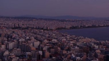 Yunanistan 'ın Selanik kenti güneş batarken uyanıyor. Alacakaranlık düşerken şehrin ışıkları yanıyor ve gökyüzü Ege Denizi üzerinde derin bir maviye dönüyor..
