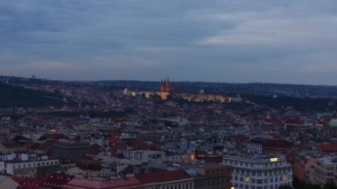 Hava görüntüleri Prag ufuk çizgisinin alacakaranlıkta parlayan Prag Kalesi 'ni gösterdiğini gösteriyor. Şehirler büyüleyici güzellikler gece çökerken.