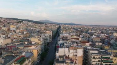 Yunanistan 'ın Selanik kentinin hava manzarası canlı bir şehir manzarası sergiliyor. Kentsel binalar ve caddeler ufka doğru uzanarak, tarihi ve modern mimarinin karışımını vurguluyor..