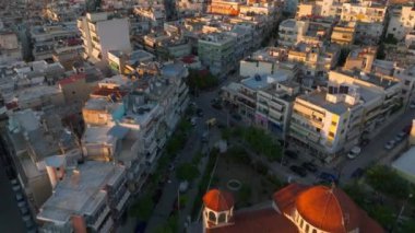 Yunanistan 'ın Selanik kenti, bu hava manzarası içindeki yerleşim ve ticari binaların ortasındaki bir Ortodoks Kilisesi ile kent manzarasını gözler önüne seriyor.