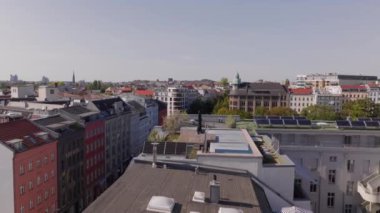 Çatı manzarası bitki örtüsü ve güneş panelleriyle kaplıydı. Güneşli bir günde Berlin 'in manzarasını gösteriyordu..